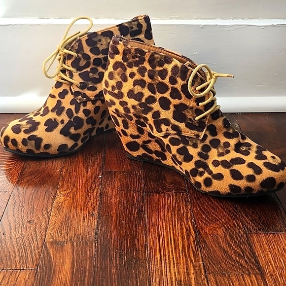 EUC Bella Marie Leopard Print Lace Up Booties - Picture 1 of 8